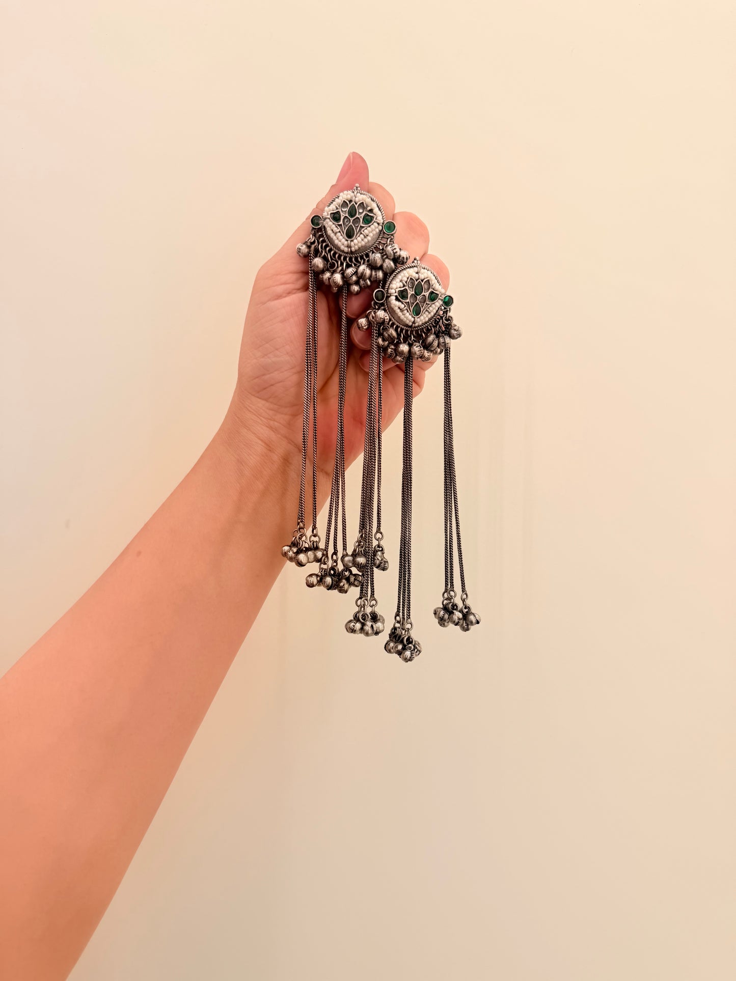 Echo strings green stone